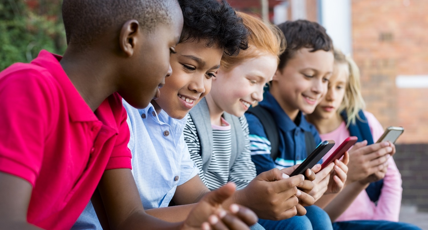 children-using-smart-phone-PM735L9